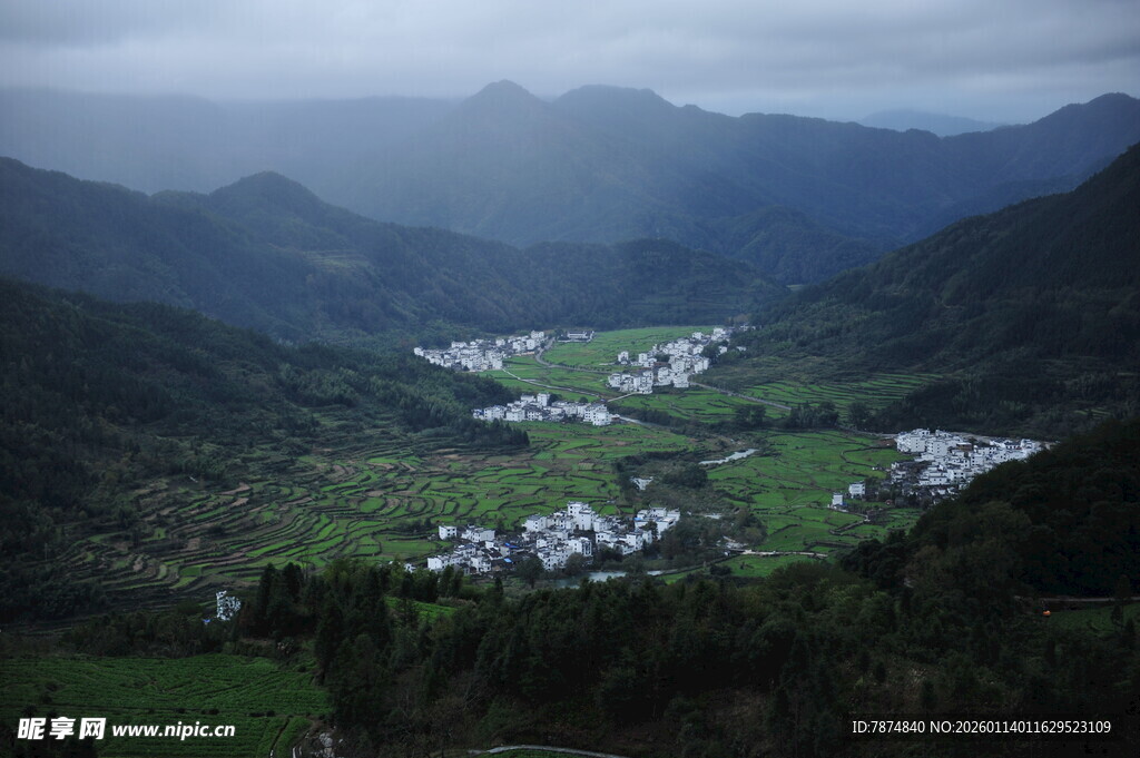 山间村落 云雾缭绕之景