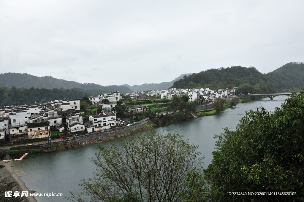 河畔村落风光