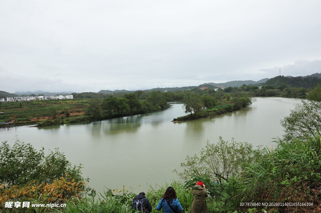俯瞰河畔美景及游人