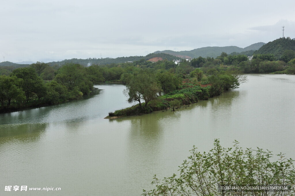 蜿蜒河流旁的葱郁景致