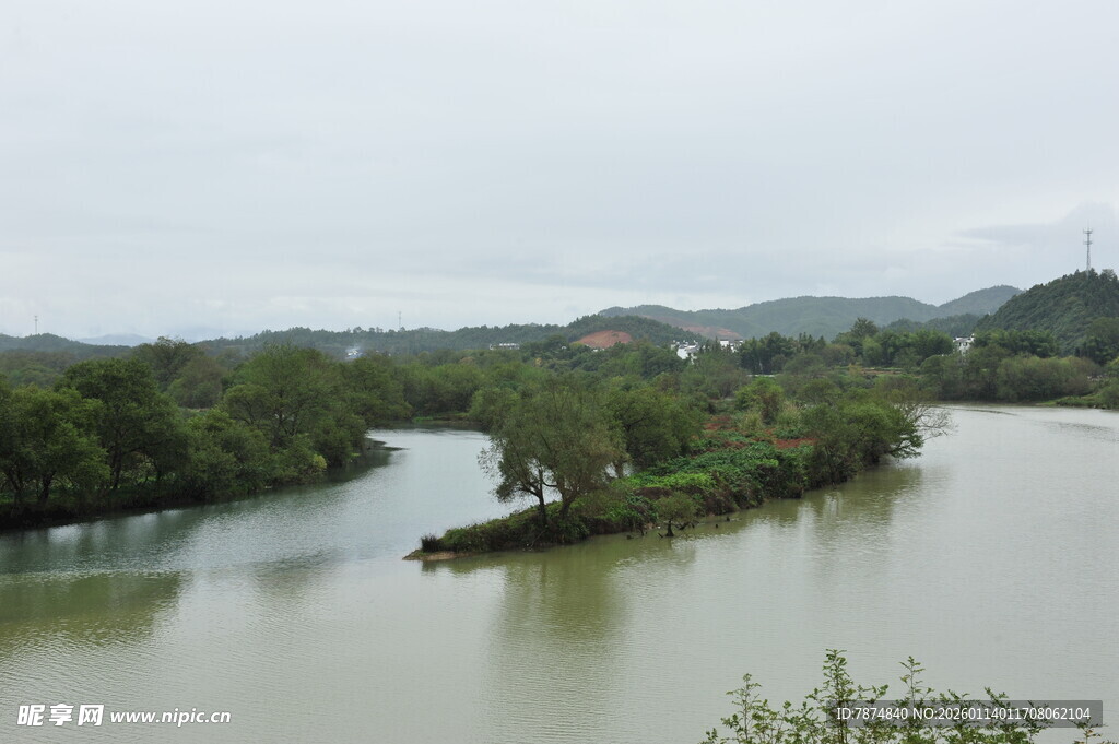 河畔绿意盎然的自然风光