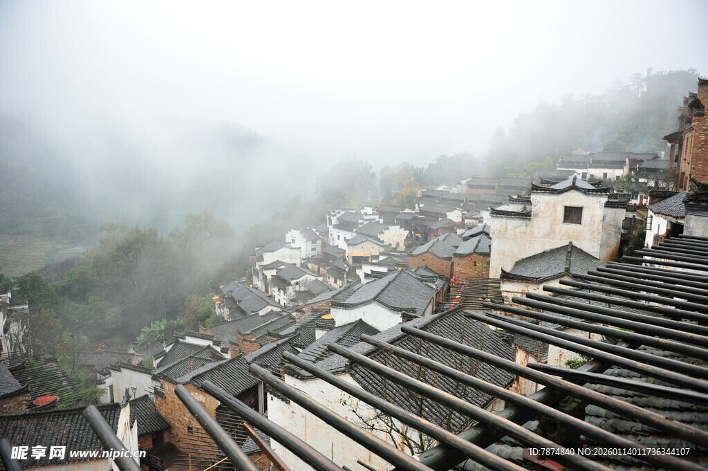 雾中村落屋顶景象