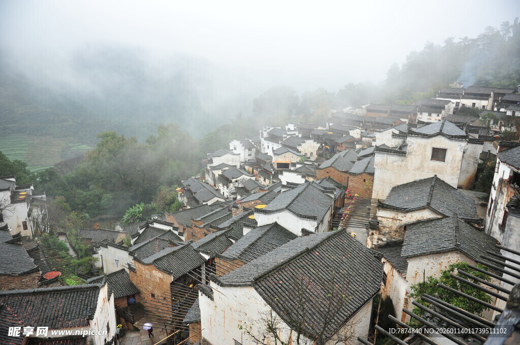 雾中古朴村落
