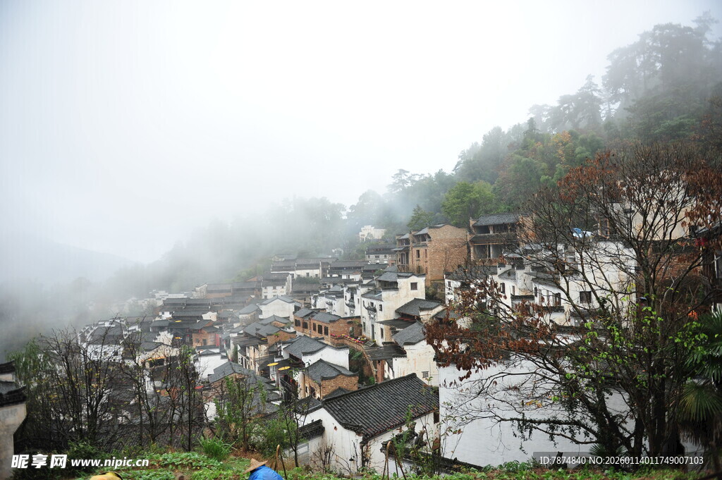 雾中村落 静谧山居图景