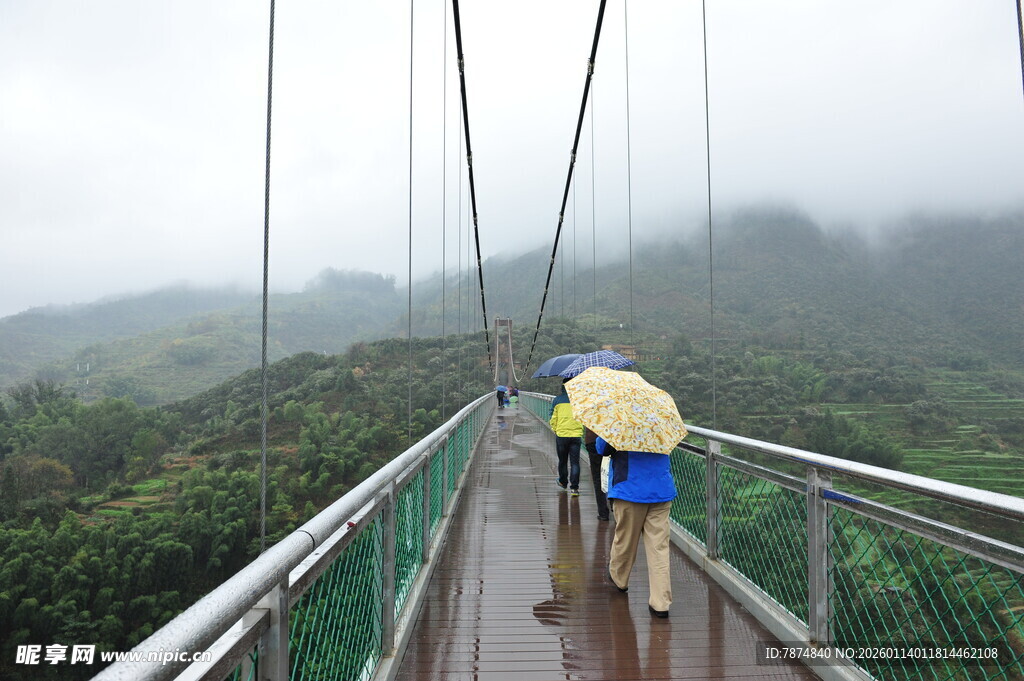 雨中漫步悬索桥