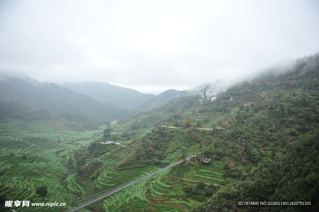 山间绿野 蜿蜒公路美景