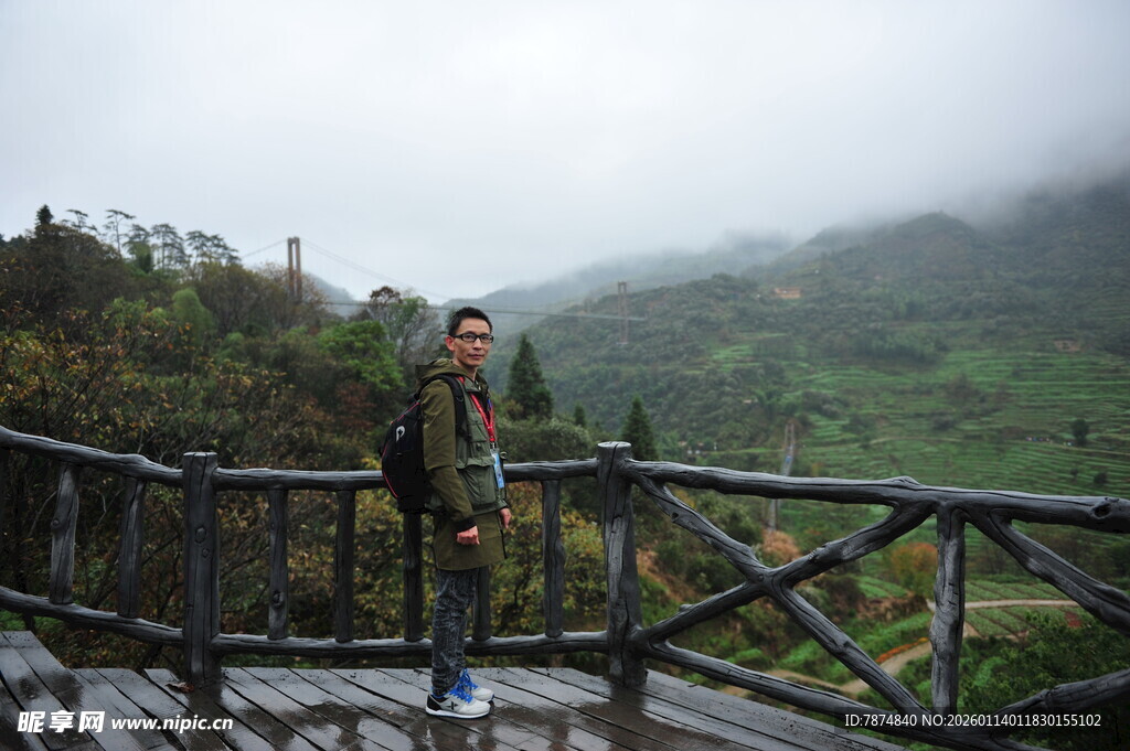 观景台上的旅人