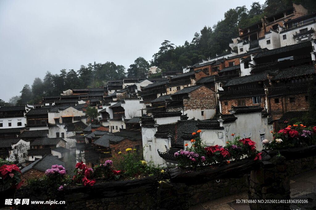 徽派山村景致 繁花点缀