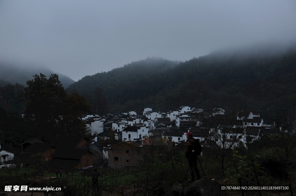 雾中村落 静谧山水景致