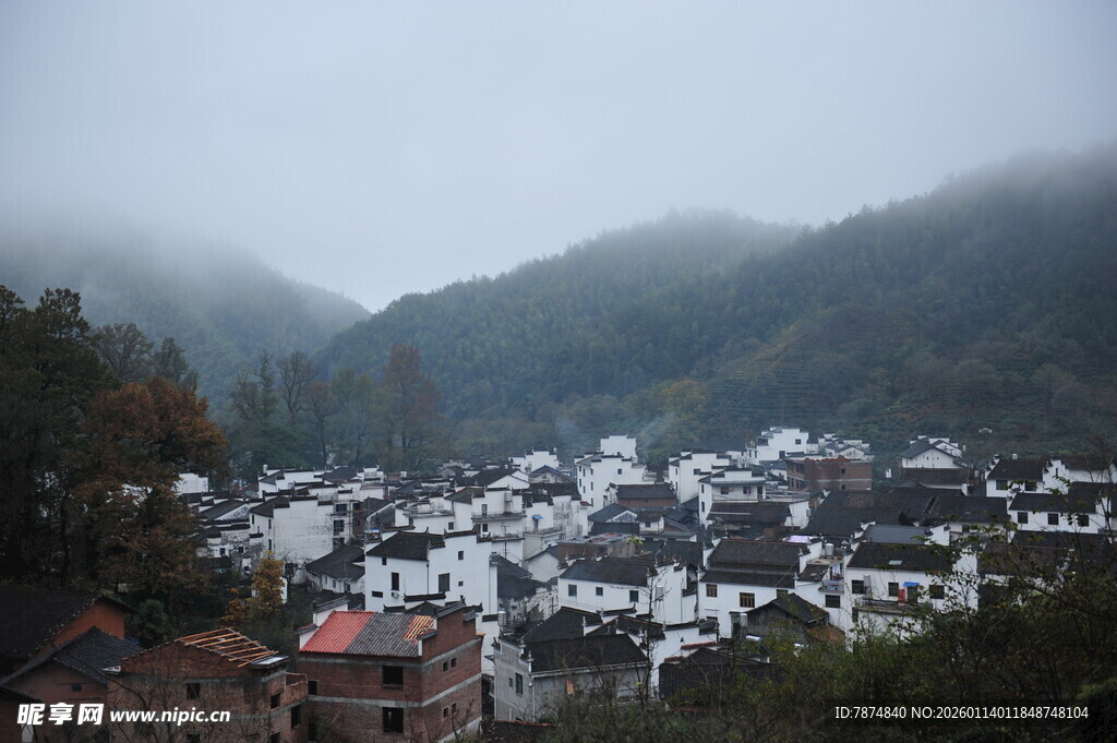 雾中山村美景