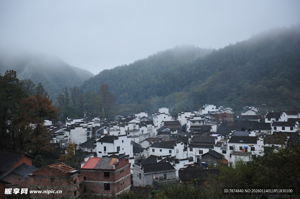 雾中村落 静谧山居图景