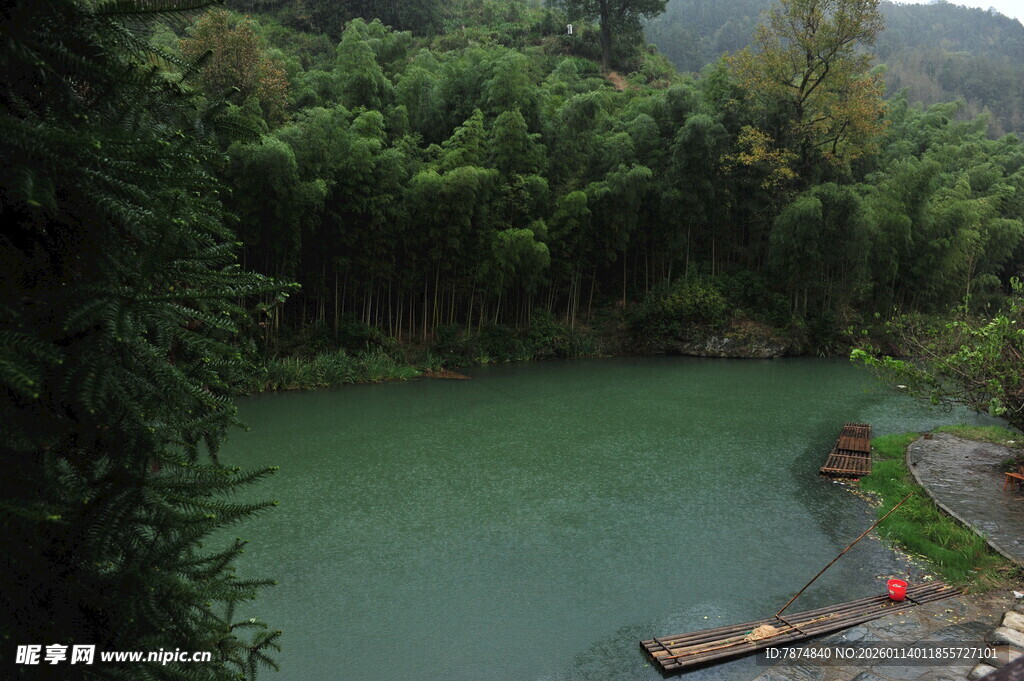 青山绿水间的静谧小河