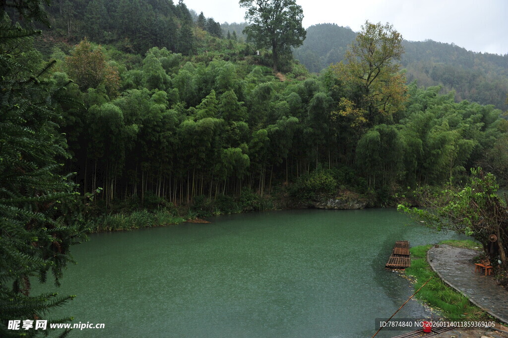 青山绿水间的清幽河谷