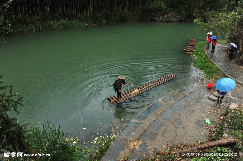 河中捞物的救援场景