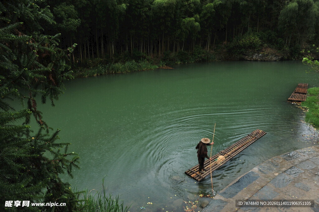 竹筏泛于绿水间