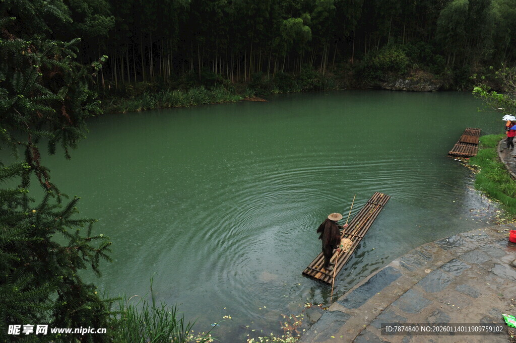 山间绿水畔的惬意游泳者