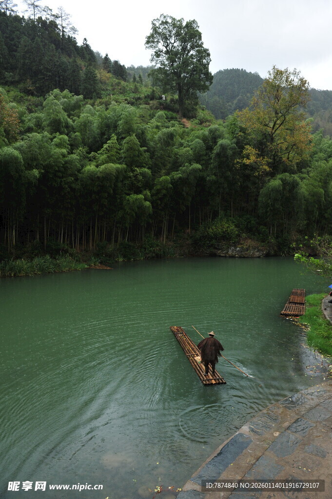 河中劳作的身影