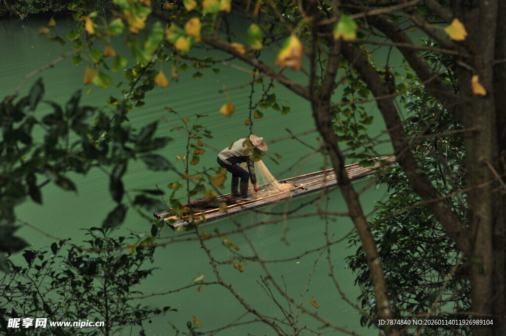 江上独舟人 悠然山水间
