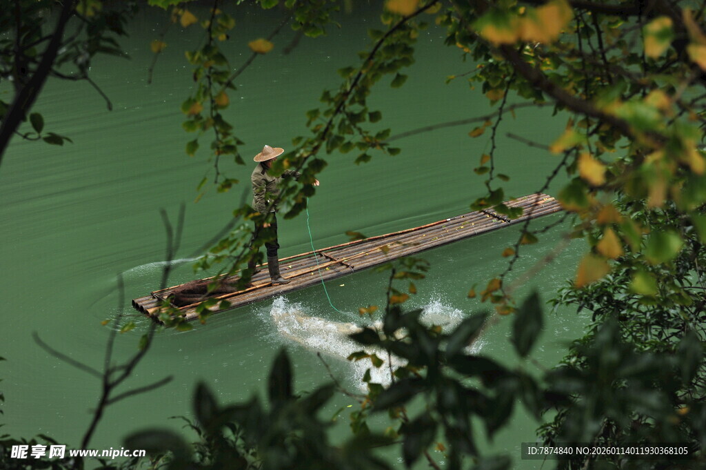 江上竹筏 独赏山水景致