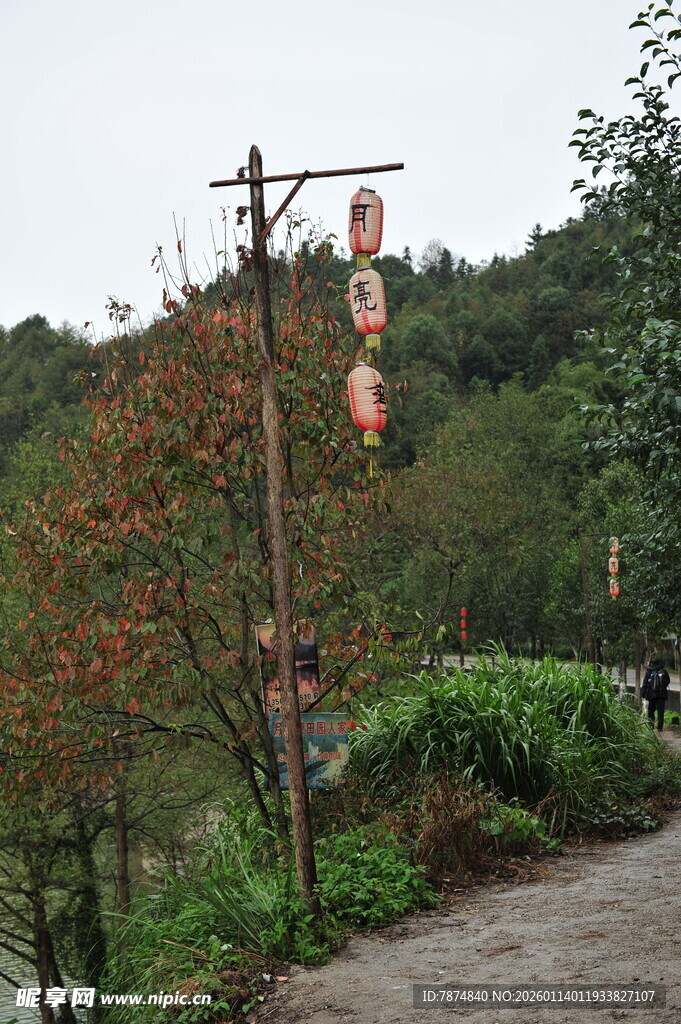 山间路旁的中式指示标牌