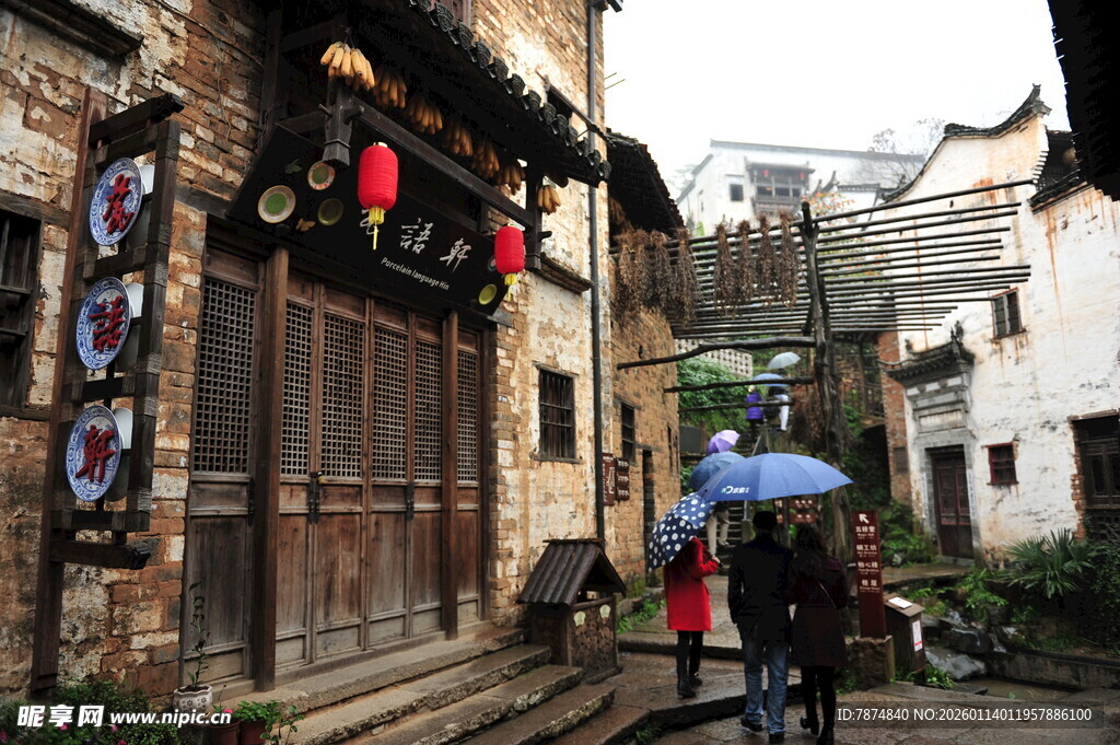 古巷雨中景 行人撑伞行