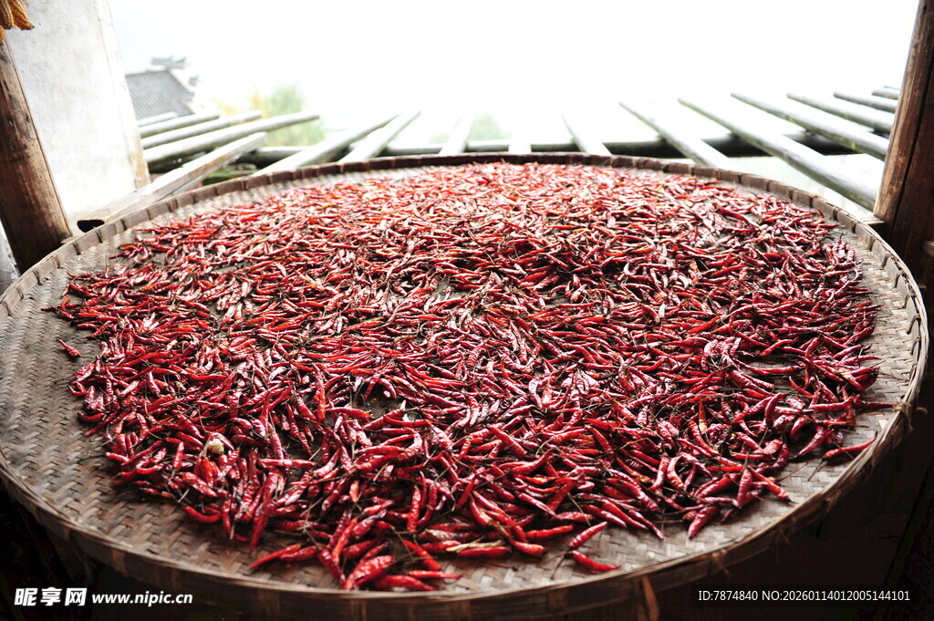 圆盘上晾晒的红辣椒
