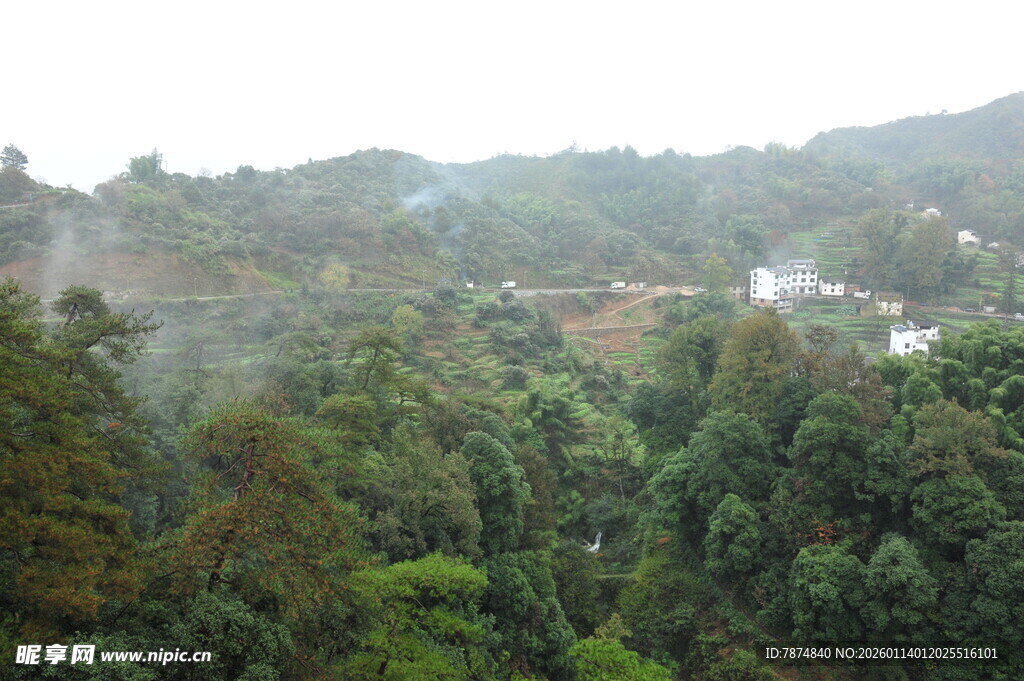 山林云雾缭绕的自然景致