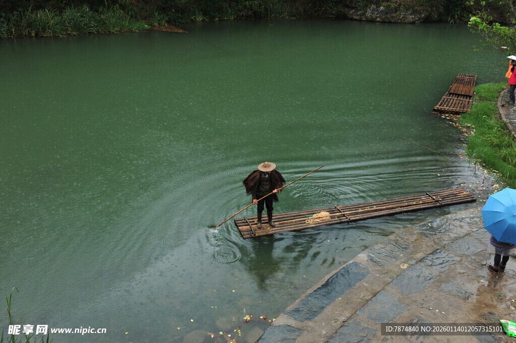河边木栈道上的过河行人