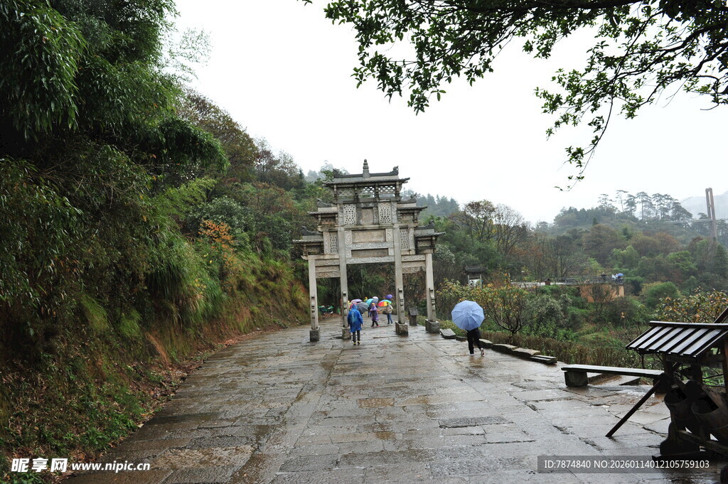 山间古牌坊下的漫步小径