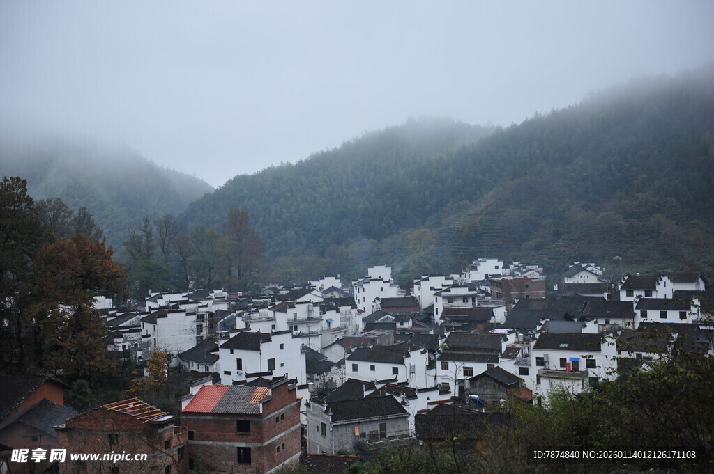 山间雾绕的白墙黑瓦村落