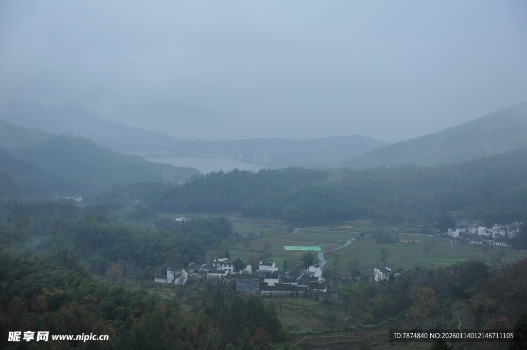 雾中朦胧山村景色