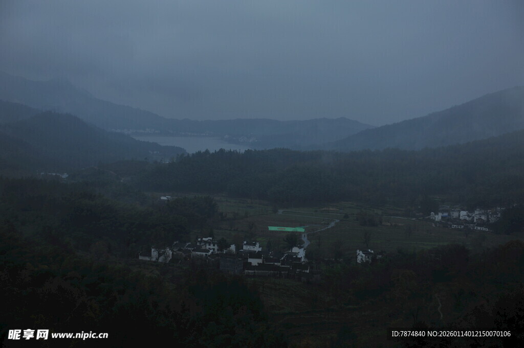 山间暮色中的静谧村落