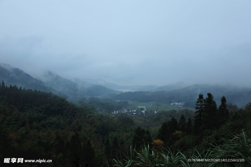 山间雾景 朦胧静谧之美