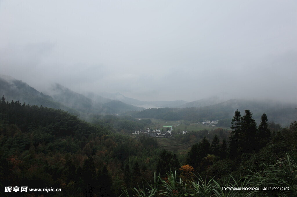山间云雾缭绕的静谧景致
