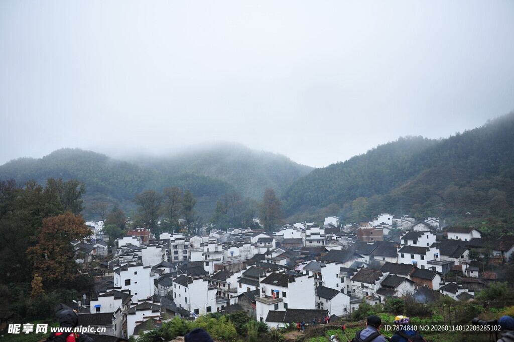 雾中静谧山村景色