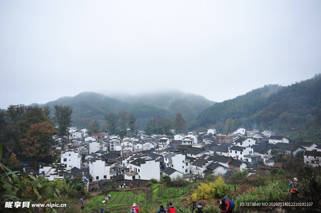 雾中村落 山间宁静景致