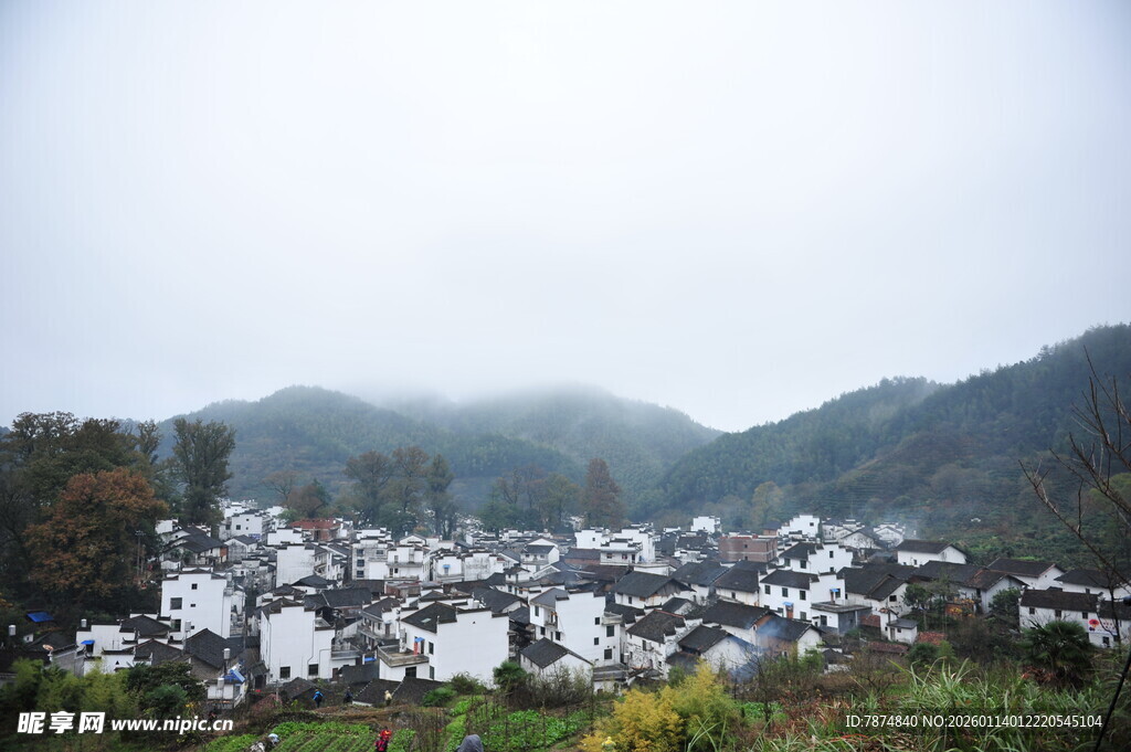 雾中徽派村落美景