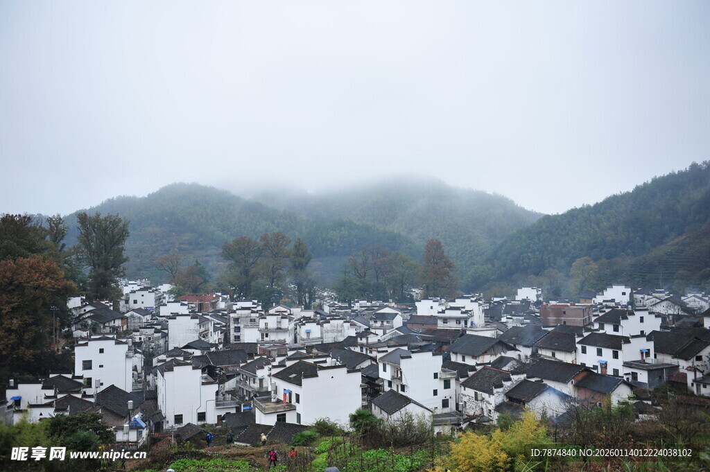 雾中徽派村落景致