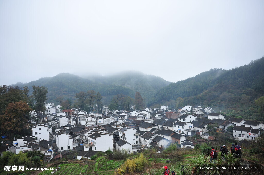 雾中静谧山村景色