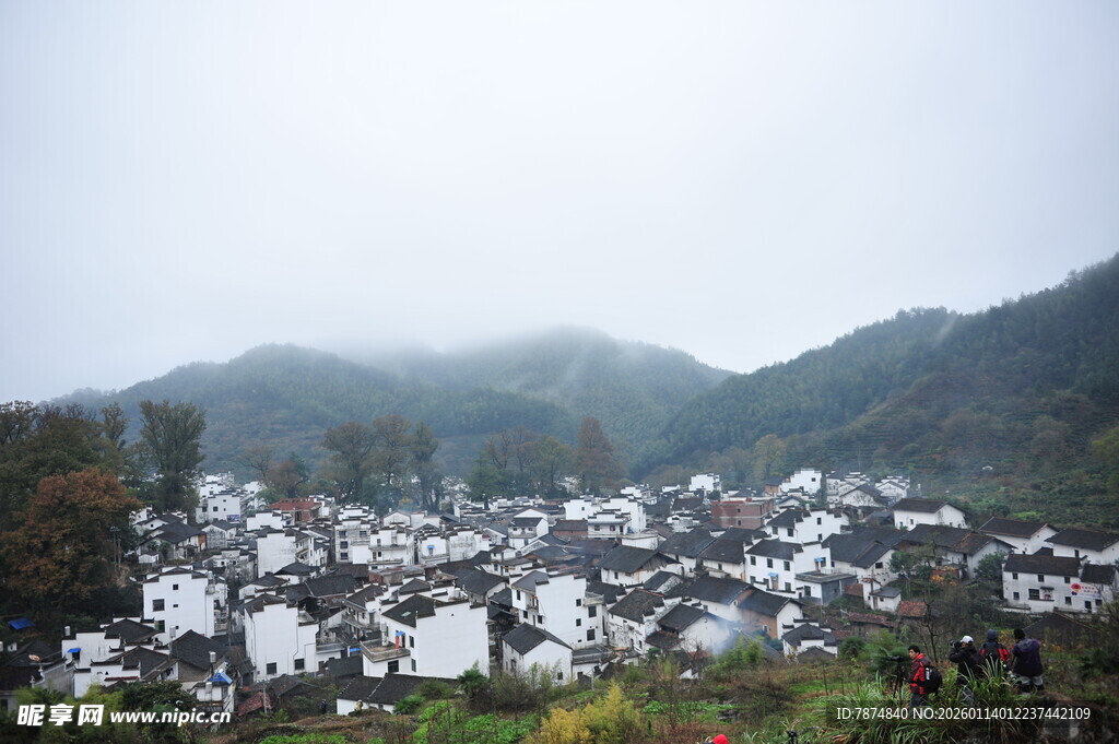 雾中白墙黑瓦的宁静村落