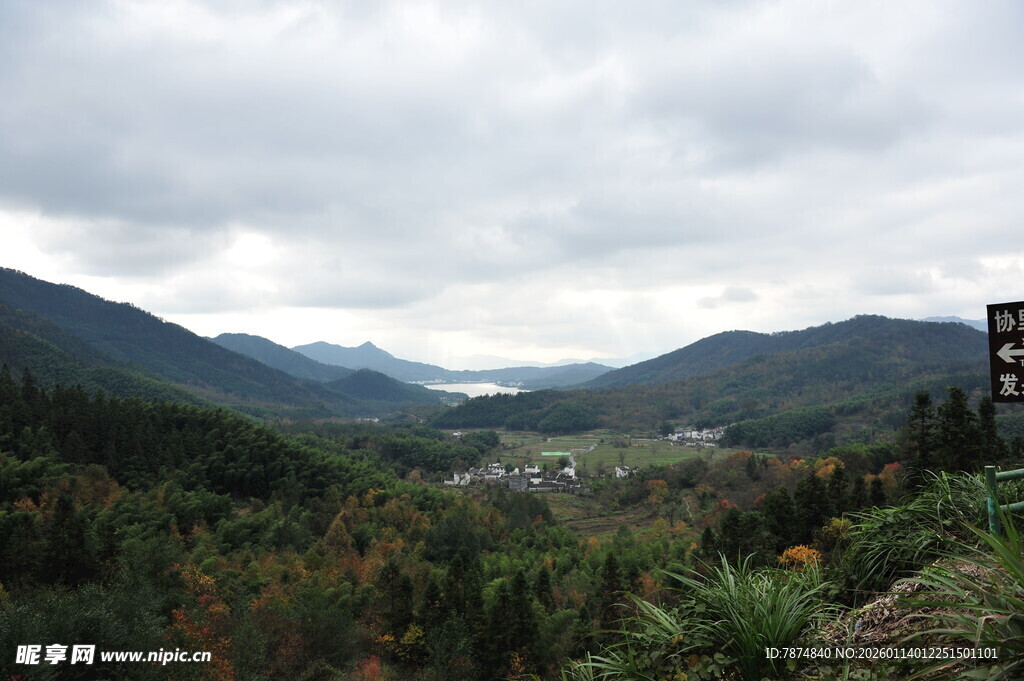 山间景致 远观村落与山峦