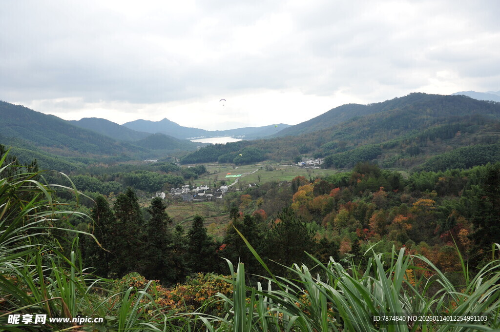 山间秋景 绿意与秋色交织
