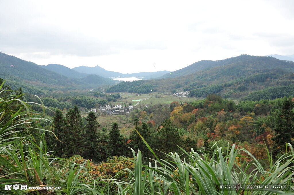 山间秋景 绿意与秋色交织
