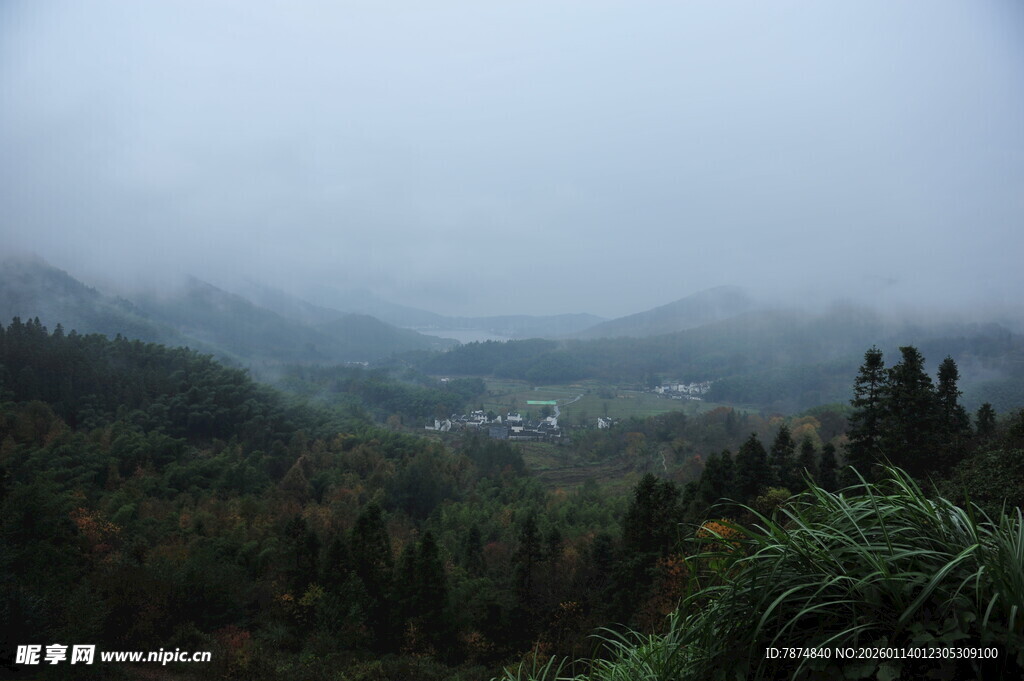 山间雾景 隐现村落风光