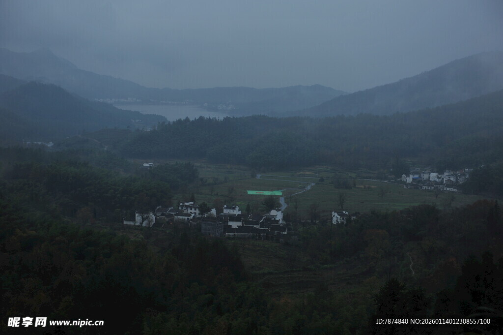山间村落隐于朦胧雾色中