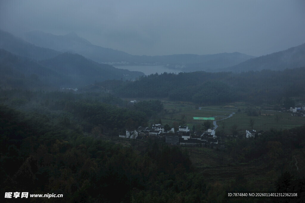 山间雾霭中的村落景观