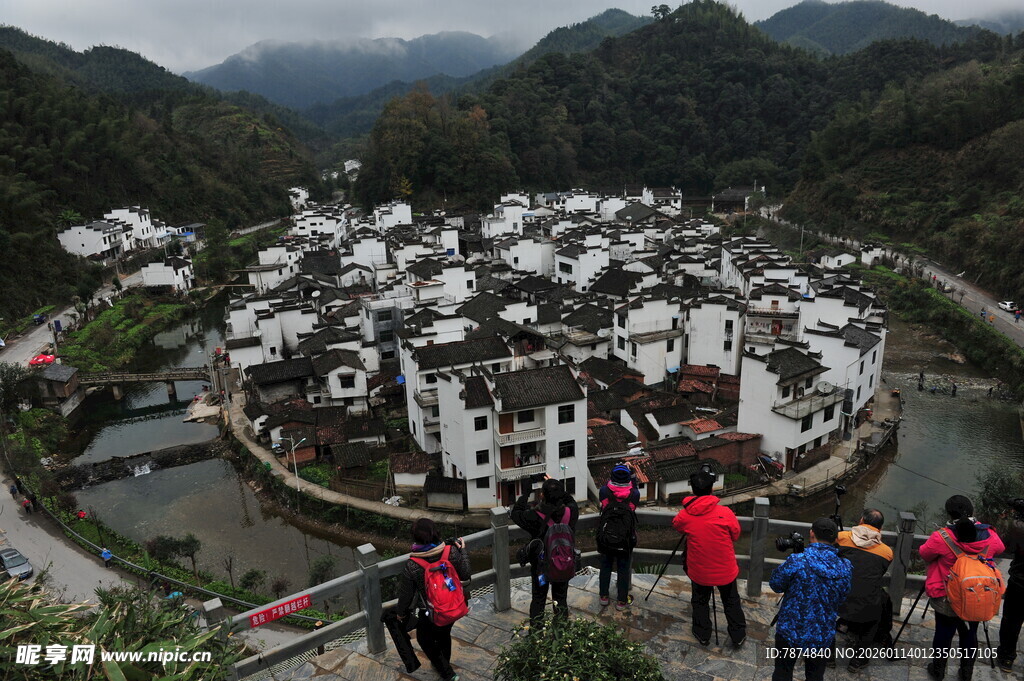 俯瞰山村美景的游客
