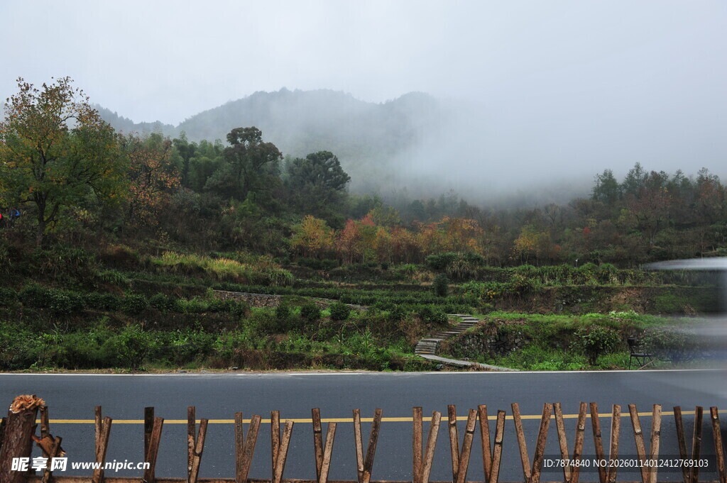 山间雾绕田园美景