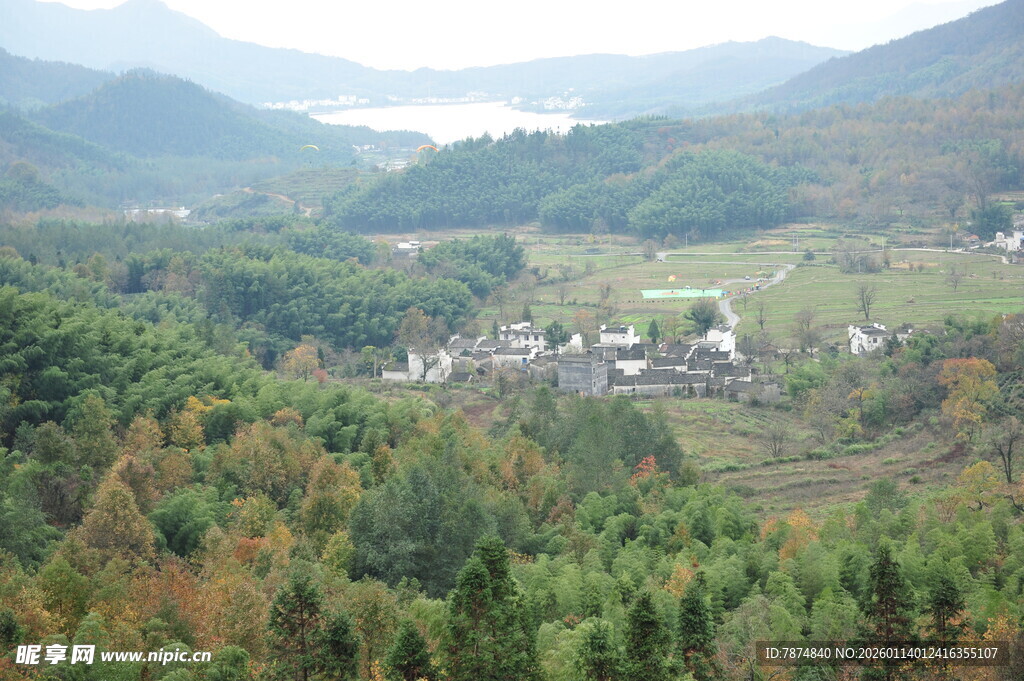 山间村落 秋色中的宁静美景