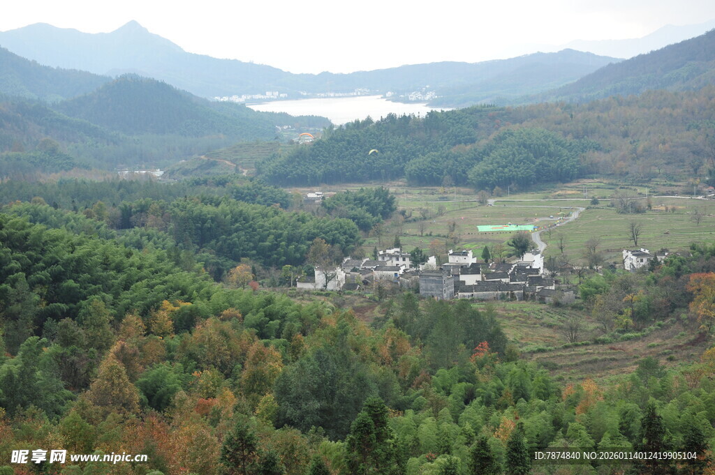 山间村落 绿意环绕的美景